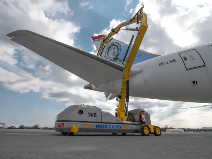 How Aircraft Exterior Cleaning Robots Reduce Aircraft Down Time